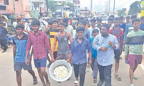 தரமற்ற உணவு வழங்கப்படுவதாக புகார்: திருச்சி கிராப்பட்டியில் அரசு விடுதி மாணவர்கள் திடீர் மறியல்