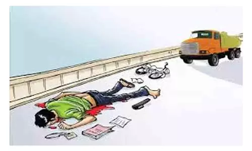 மொபட் மீது லாரி மோதி டிரைவர் பலி