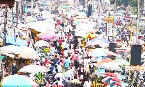 தீபாவளி பண்டிகை முன்னிட்டு வேலூர் கடை வீதிகளில் கூட்டம் அலைமோதல்