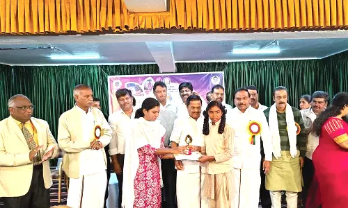 நீலகிரியில் திறமையை வெளிப்படுத்தி அசத்திய மாணவர்கள்- ஆ.ராசா எம்.பி பரிசு வழங்கி பாராட்டு