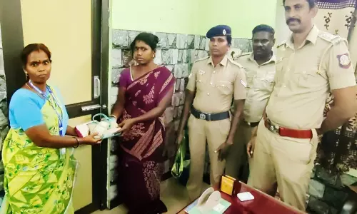 பொன்னமராவதி பெண்ணின்நேர்மையை பாராட்டிய போலீசார்