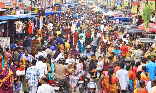 களை கட்டிய தீபாவளி விற்பனை- நெல்லை டவுன் வீதிகளில் அலைமோதிய மக்கள் கூட்டம்