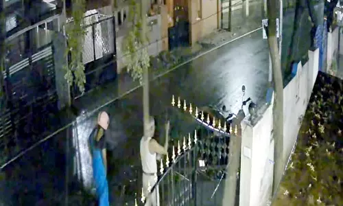 வேலைக்கு சென்று திரும்பிய பெண்ணிடம் நகை பறிப்பு: சாலையில் தரதரவென்று இழுத்து சென்ற பரிதாபம்