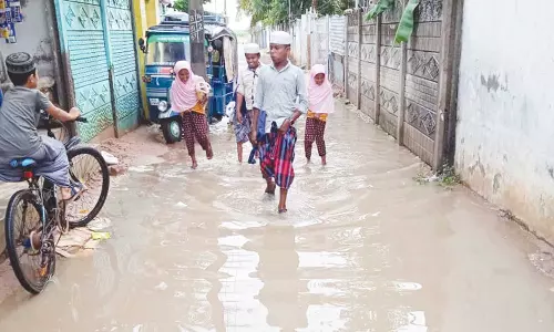 சாலையில் தேங்கி நிற்கும் மழைநீரால் பொதுமக்கள் அவதி