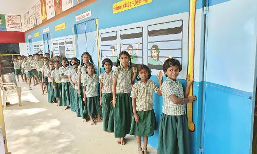 அரசு பள்ளி சுவரில் விமானம், ரெயிலில் செல்வது போல் தத்ரூபமாக வரையப்பட்ட ஓவியங்கள்