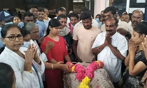 விபத்தில் மூளைச்சாவு அடைந்த ஆசிரியை உடல் உறுப்புகள் தானம்: மருத்துவர்கள்- உறவினர்கள் கண்ணீர் மல்க அஞ்சலி