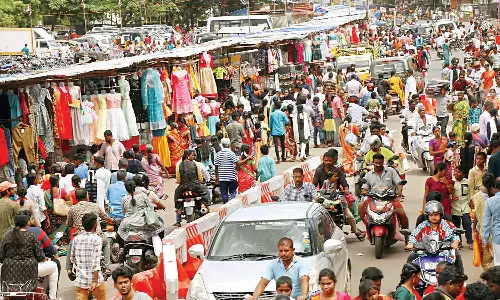 தஞ்சை கடைவீதிகளில் பொருட்கள் வாங்க அலைமோதும் மக்கள் கூட்டம்