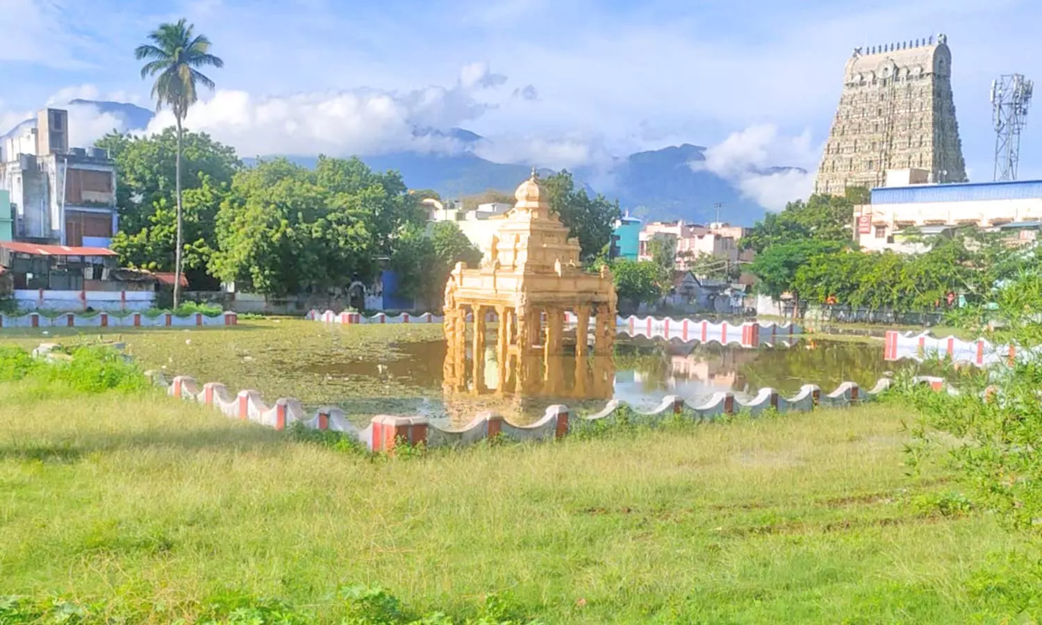 தென்காசி காசிவிஸ்வநாதர் கோவில் தெப்பக்குளம் நிரம்பியுள்ள காட்சி.