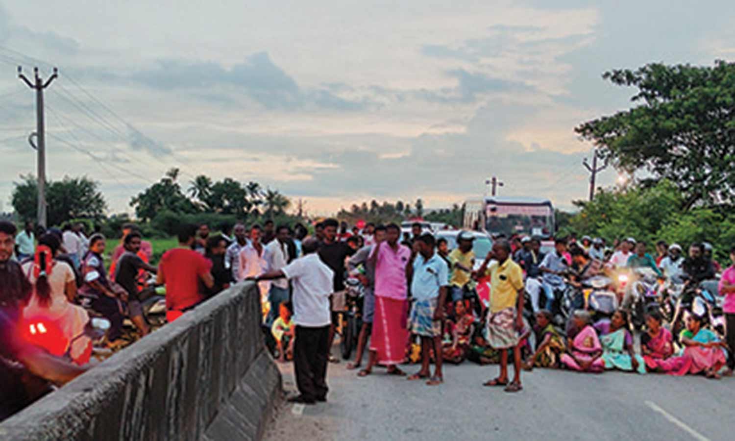 பொன்னேரி அருகே நீர்நிலை ஆக்கிரமிப்பை கண்டித்து கிராம மக்கள் மறியல்