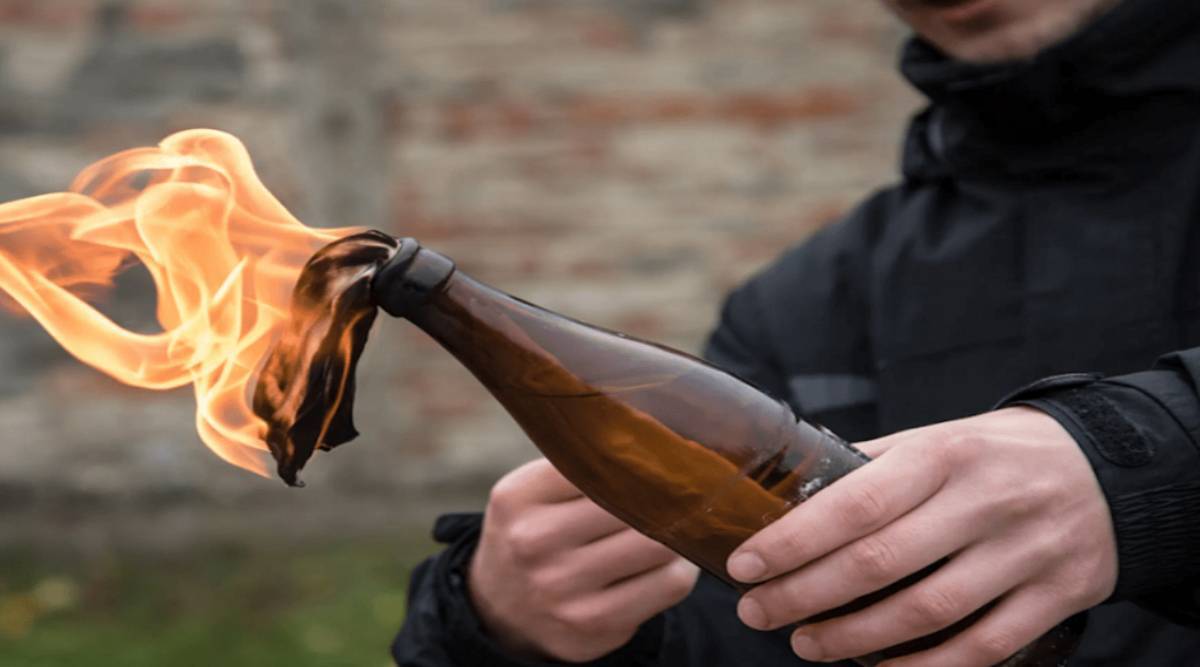 மார்க்கெட் கட்டிடத்தில் பெட்ரோல் குண்டு வீசிய வாலிபர்