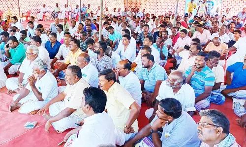 மீனவர்கள் மற்றும் படகுகளை விடுவிக்க கோரி ராமேசுவரம் மீனவர்கள் உண்ணாவிரத போராட்டம்