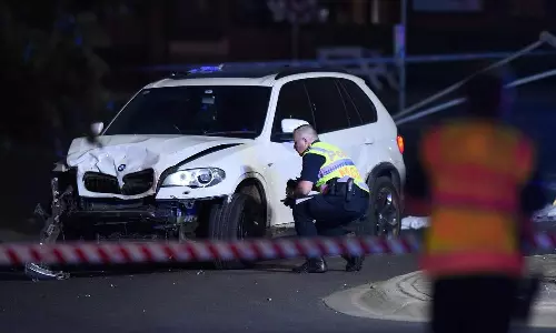 ஆஸ்திரேலியா: ஹோட்டலின் திறந்தவெளி உணவருந்தும் பகுதியில் புகுந்த சொகுசு கார்: ஐந்து பேர் பலி