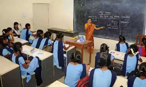 பள்ளிகளுக்கு ஆசிரியைகள் சுடிதார் அணிந்து செல்ல தடையா?... அரசின் அறிவிப்பு குறித்து அறியாததால் குழப்பம்