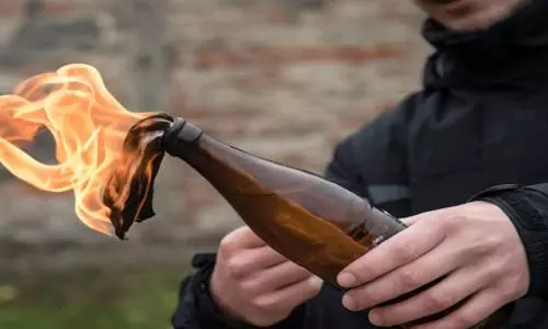 மார்க்கெட் கட்டிடத்தில் பெட்ரோல் குண்டு வீசிய வாலிபர்