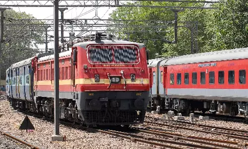 சிறப்பு ரெயில்களில் செல்வதற்கு கட்டணம் நிர்ணயித்த தனியார் நிறுவனம்- அதிக பணம் வசூலிப்பதாக பயணிகள் அதிருப்தி