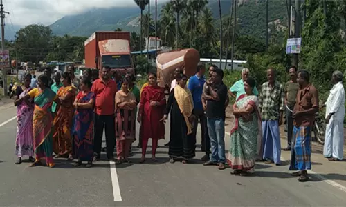 மேட்டூர் அருகே சாலை ஆக்கிரமிப்புபொதுமக்கள் மறியல் -பரபரப்பு