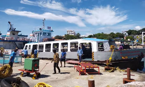 சபரிமலை சீசன் தொடங்குவதையொட்டி கன்னியாகுமரியில் மேலும் ஒரு சுற்றுலா படகு சீரமைக்கும் பணி தொடக்கம்