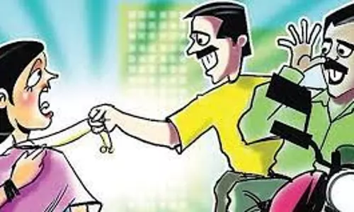 பெண்ணிடம் நகை பறிப்பு