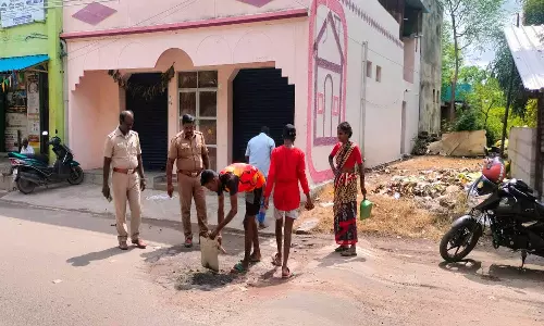 சாலை பள்ளத்தை சீரமைத்த போலீசார்