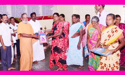 சிறந்த மாணவர்களுக்கு பரிசளிப்பு