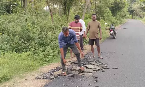 தரமற்று அமைக்கப்பட்ட தார் சாலையை கைகளால் பெயர்த்து எடுத்த பொதுமக்கள்