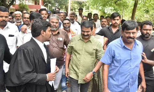 குறிப்பிட்ட சமூகத்தினர் பற்றி சர்ச்சை கருத்து: ஈரோடு மாவட்ட முதன்மை நீதிமன்றத்தில் சீமான் ஆஜர்