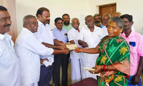 தூத்துக்குடியில் உப்பு மூடை சுமை தொழிலாளர்களுக்கு தீபாவளி போனஸ் - மேயர் ஜெகன் பெரியசாமி வழங்கினார்