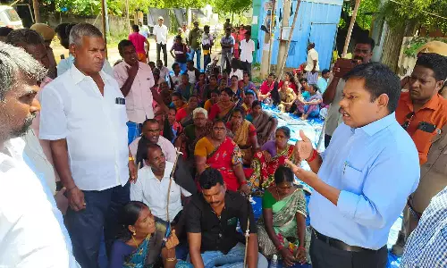 தந்திராயன்குப்பம் மீனவர்கள் கருப்புக்கொடி ஏந்தி போராட்டம்