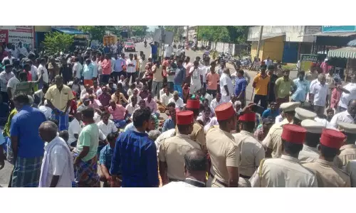 விபத்து நடந்த தொழிற்சாலையை நிரந்தரமாக மூட கோரி காலாப்பட்டு போலீஸ் நிலையம் முற்றுகை -மறியல்