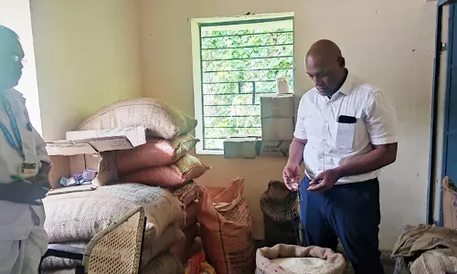 கூடுதலாக பொருட்கள் கையிருப்புரேஷன் கடை ஊழியருக்கு அபராதம்துறை ரீதியான நடவடிக்கை எடுக்க கலெக்டர் உத்தரவு