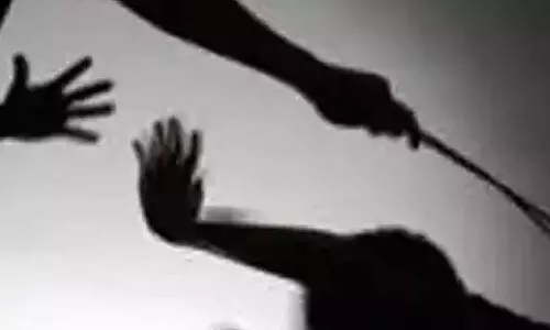 போலீஸ்காரரை இரும்பு கம்பியால் சரமாரியாக தாக்கிய போதை கும்பல்