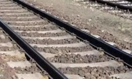 எண்ணூரில் எக்ஸ்பிரஸ் ரெயில் மோதி முதியவர் பலி