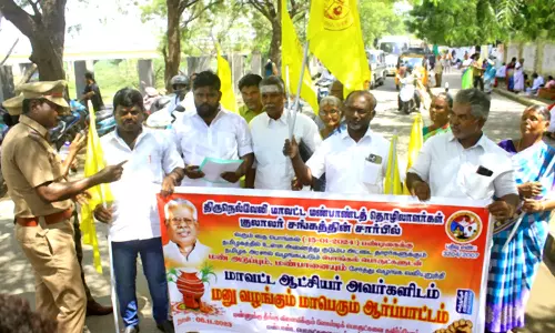 பொங்கல் பரிசு தொகுப்புடன் மண்பானை , மண் அடுப்பு வழங்க வேண்டும்- கலெக்டரிடம், தொழிலாளர்கள் கோரிக்கை மனு