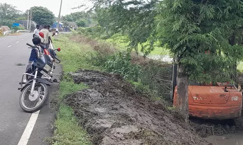 காட்டுமன்னார்கோவில் பகுதியில்வாய்க்கால்கள் தூர்வாரும் பணிபொதுப்பணித்துறை அதிகாரிகள் நடவடிக்கை