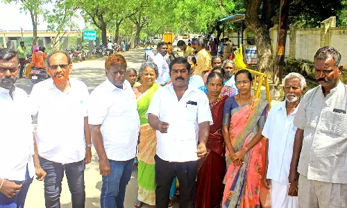 தாழையூத்து ஊருக்குள் செல்வதை தவிர்த்து மேற்கு புறவழிச்சாலை திட்டத்தை நாரணம்மாள்புரத்தில் தொடங்க வேண்டும்- கலெக்டரிடம் கிராம மக்கள் மனு