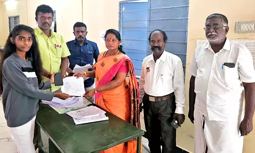 கீழநத்தத்தில் இளம் வாக்காளர்களுக்கு பூங்கொத்து