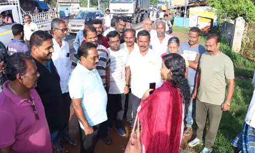 சுங்கான்கடை பகுதியில் சாலை ஆக்கிரமிப்பு பகுதியில் பஸ் நிறுத்தம்