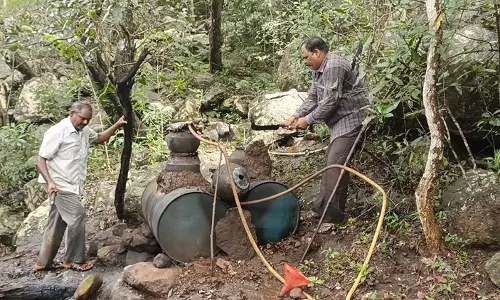 கல்வராயன்மலை அருவங்காட்டில்3 ஆயிரம் லிட்டர் சாராய ஊறல் அழிப்புஅடுப்புகளையும் உடைத்தெறிந்த போலீசார்