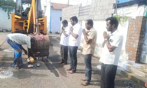 புகழூர் நகராட்சி பகுதியில் புதிதாக குடிநீர் குழாய் பதிக்கும் பணிக்கான பூமி பூஜை