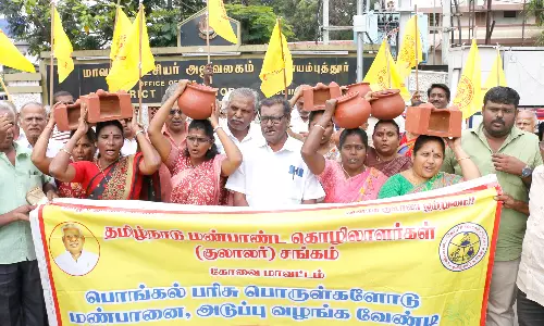 பொங்கலுக்கு மண்பானை கொள்முதல் செய்து மக்களுக்கு இலவசமாக அளிக்க வேண்டும்