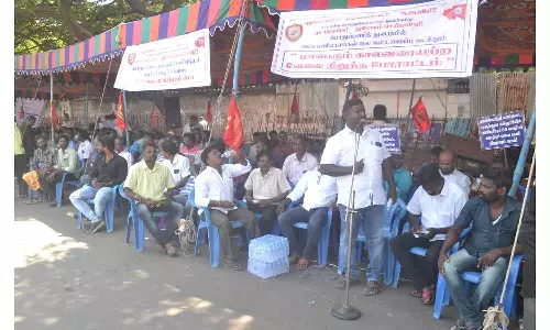 அரசு பணியாளர் நல கூட்டமைப்பினர் வேலை நிறுத்தம் செய்து போராட்டம்