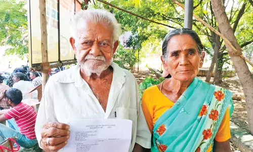 சொத்தை அபகரித்து கொண்டு பெற்றோரை துரத்திய மகன்கள்எங்களை கருணை கொலை செய்யுங்கள்