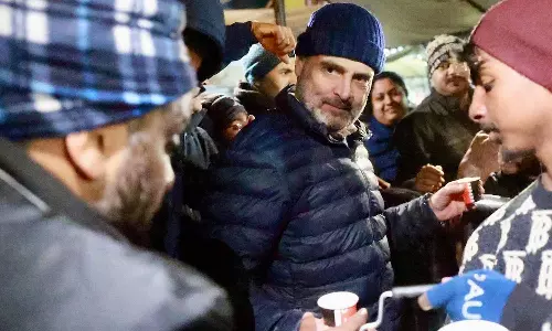 கேதார்நாத் கோவிலில் பக்தர்களுக்கு தேநீர் வழங்கிய ராகுல் காந்தி