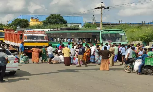 சாலை, குடிநீர் வசதி கேட்டு பொதுமக்கள் மறியல்