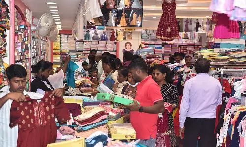 ராஜேந்திராஸ் துணிக்கடையில் தீபாவளி சிறப்பு விற்பனை