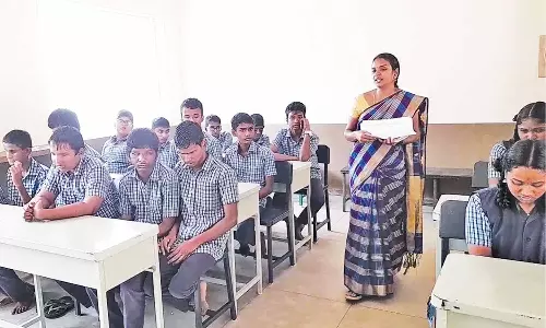 பார்வைத்திறன் குறையுடையோர் பள்ளி மாணவர்களுக்கு ஒலிப்பெருக்கி மூலம் கற்றுக்கொடுக்கப்படும் திருக்குறள்