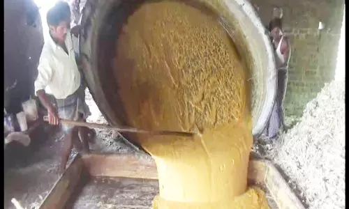 தருமபுரி மாவட்டத்தில் பண்டிகை காலங்களில் வாங்குவோர் எண்ணிக்கை குறைந்ததால் வெல்லம் விற்பனை சரிவு