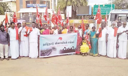 தண்ணீரின்றி கருகிய பயிர்களுக்கு இழப்பீடு கோரி விவசாயிகள் ஆர்ப்பாட்டம்