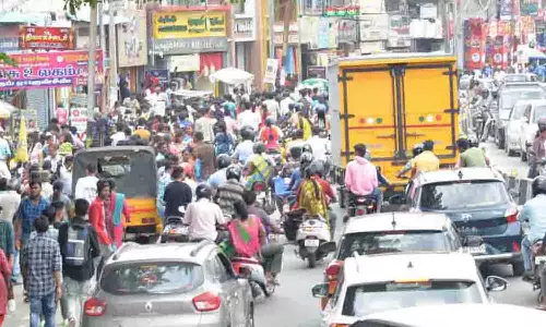 தீபாவளி கூட்டத்தால் போக்குவரத்து நெரிசலில் சிக்கி திணறிய திருப்பூர்