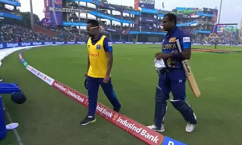 கிரிக்கெட் வரலாற்றில் முதல் வீரர்.. டைம் அவுட்டில் வெளியேறிய மேத்யூஸ்- வைரல் வீடியோ